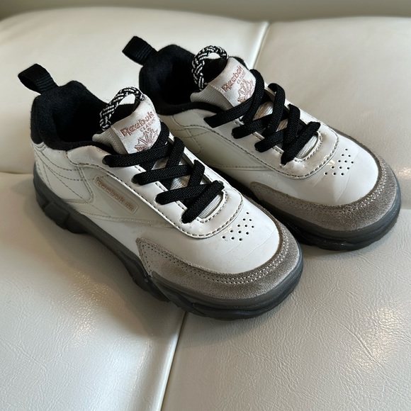 🎀 Reebok X Cardi B Club C Sneakers Shoes Chalk Black Kids 8 - Picture 1 of 4